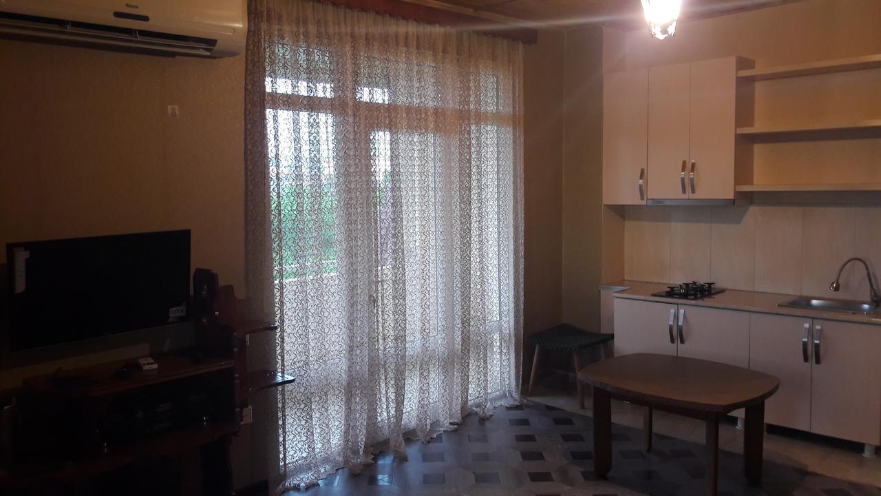 Guest House Amo บาทูมิ ภายนอก รูปภาพ